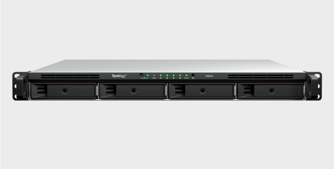 Synology je predstavil RackStation RS826RP+ in RS826+, kompaktna 1U NAS sistema za manjša in srednje velika podjetja ter oddaljene poslovalnice. Nova modela prinašata zmogljiv procesor AMD Ryzen, možnost 10/25GbE povezljivosti, SSD predpomnjenje in razširitev s štirih na osem diskov.